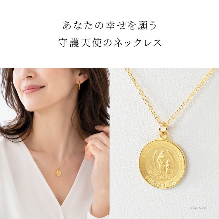 ドギャード(Dogeared) 守護天使のゴールドコインネックレスを着用する女性。デコルテを美しく魅せる華奢で上品なデザイン
