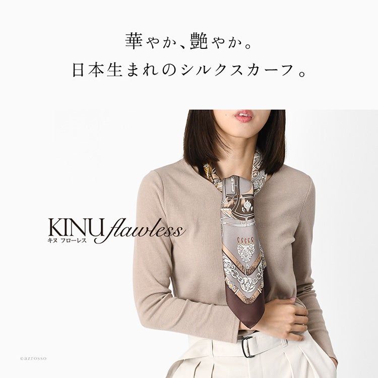 タータンチェック×レトロな馬具柄のシルク100%ツイル大判スカーフ（日本製・横浜スカーフ）を首元に巻いた女性モデル
