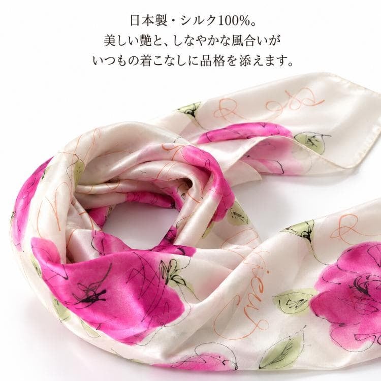日本製シルク100％スカーフの艶としなやかさが分かる、白地にピンクの花柄の生地