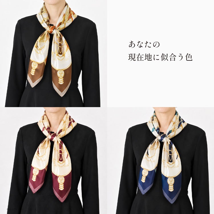 黒ジャケットに合わせて比較する馬具柄シルクスカーフ全3色。ブラウン・ワイン・ネイビーで変わる首元の印象