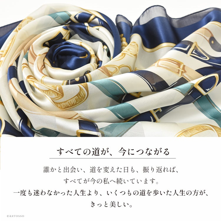 ネイビーとアイボリーに金色の馬具柄を描いた、日本製シルク100％スカーフの生地アップ。サテンストライプの光沢と透け感
