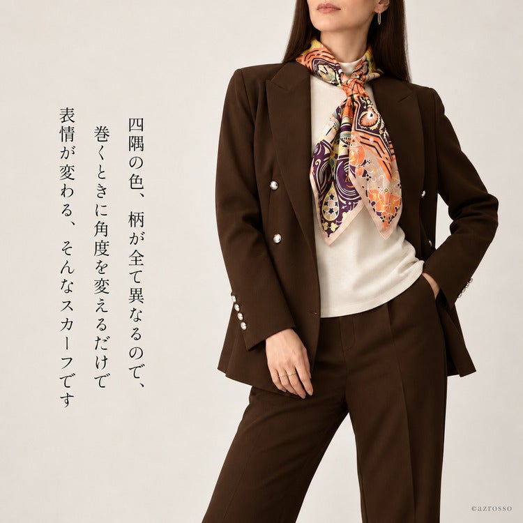 ブラウンのパンツスーツとアイボリーのトップスに、ドットワイのブラウンのシルクスカーフを合わせた着こなし
