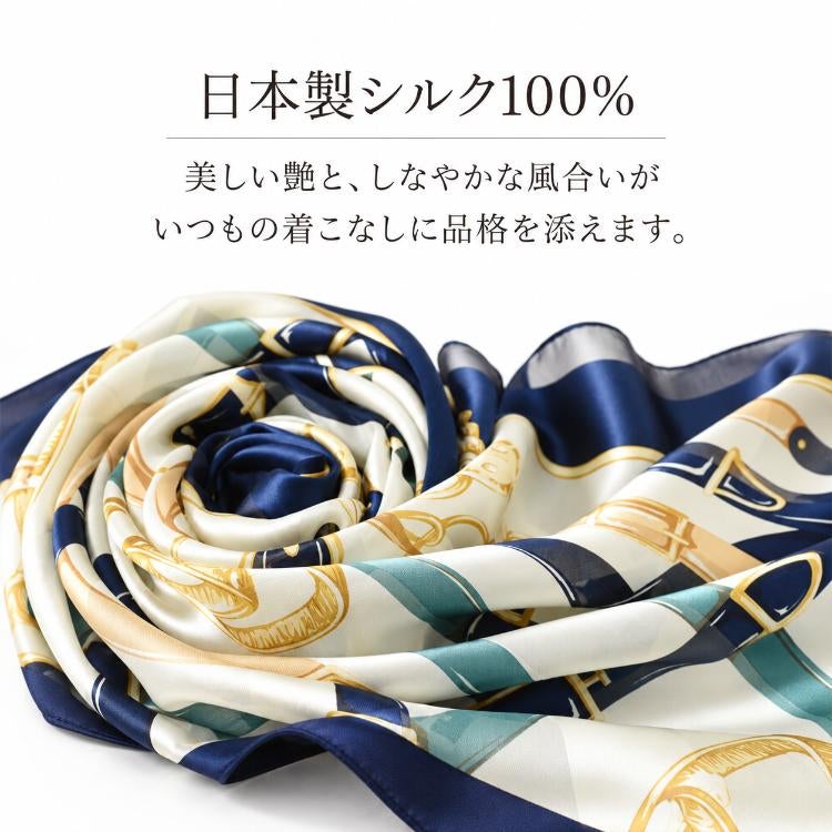 日本製シルク100％スカーフの美しい艶としなやかな風合い。紺・緑・金色の柄スカーフ