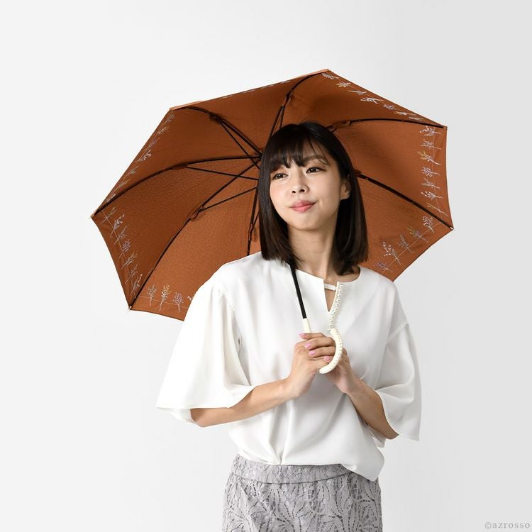花刺繍が美しい布製日傘。UVカット加工で紫外線対策も安心、軽量の晴雨