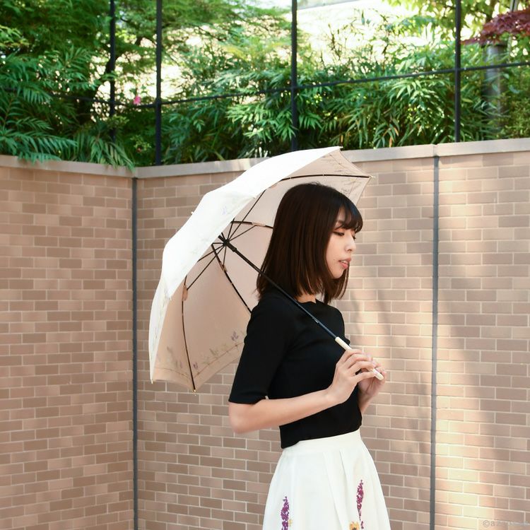花刺繍が美しい布製日傘。UVカット加工で紫外線対策も安心、軽量の晴雨