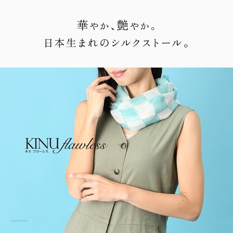 シルク100%の日本製シルクスカーフ（横浜スカーフ）幾何学模様柄をおしゃれに着こなす女性モデル