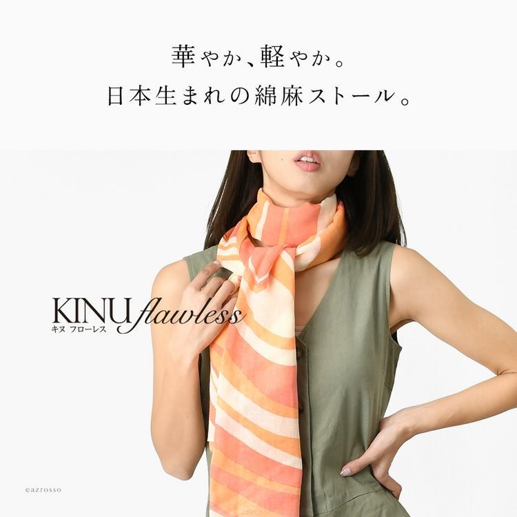 涼し気コットンリネンの日本製ストール（横浜スカーフ）幾何学模様柄 ドット 水玉 をおしゃれに着こなす女性モデル