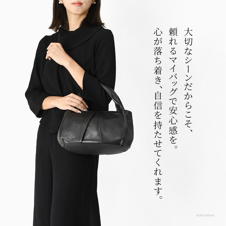 入学式や卒業式、お受験、結婚式など大切なセレモニーシーンで。美しく柔らかなレザーと、クシュっとしたフォルムが他にない存在感と安心感があります。Takaya(高屋)アルカンこだわりのタックデザインが美しい本革のフォーマルバッグ。