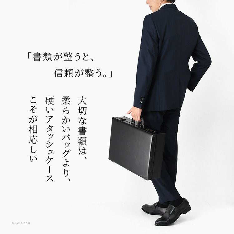出張やビジネスに最適な日本製・豊岡製鞄ブランドのアタッシュケースを持つ男性。軽量で鍵付き、PC収納対応のメンズビジネスバッグ。