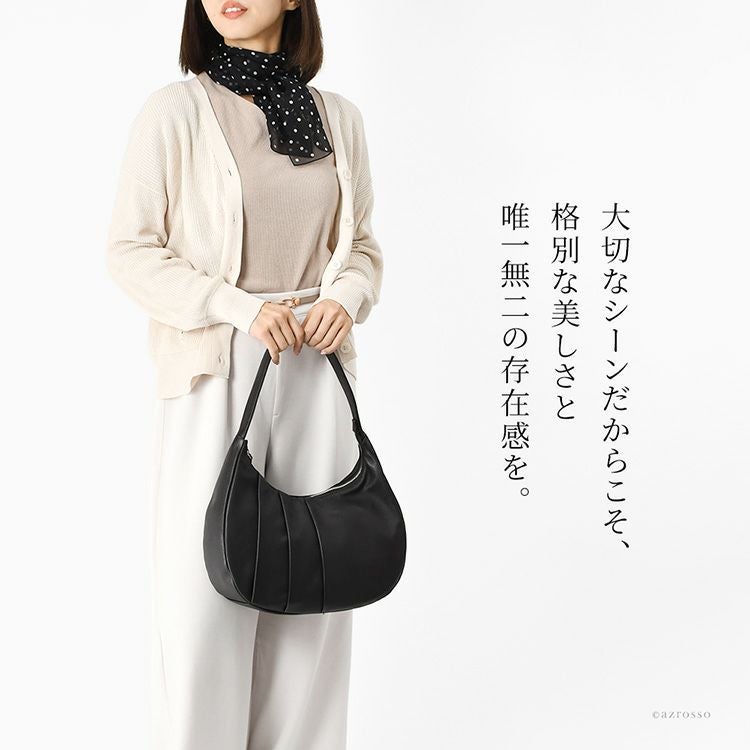 入学式や卒業式、結婚式など大切なセレモニーシーンで。美しく高級感のあるレザーと、ハーフムーンのフォルムが他にない存在感。Takaya(高屋)アルカン三日月フォルムが美しい本革のフォーマルバッグ。