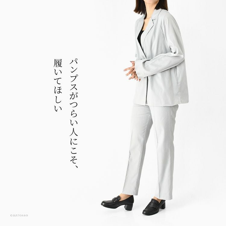 パンプスが苦手な方に履いてほしい本革ローファーパンプスを着用する女性モデル。安定感と上品さを兼ね備えたスクエアトゥで幅広・外反母趾に配慮し、5cm太ヒールでも歩きやすい。