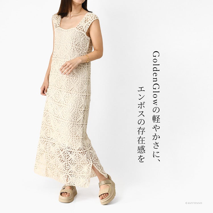 約4cmの厚底でスタイルアップを叶えながら、軽やかで歩きやすいUGG（アグ）のスポーツサンダル「ゴールデングロウ エンボス」を履いて歩く大人の女性の着用イメージ