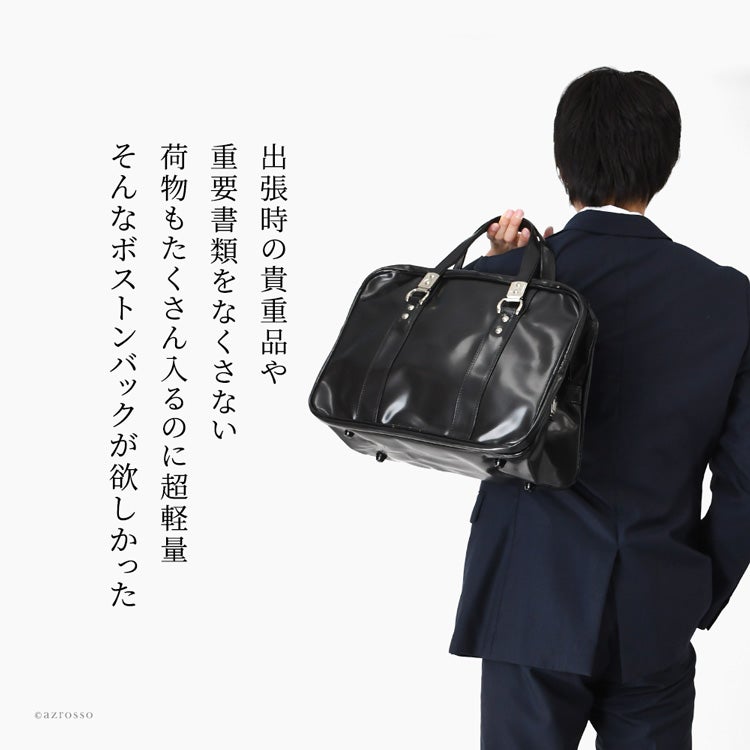 マチが広く、鍵付き二重ファスナーのバッグ。日本製・豊岡製鞄ブランドの41cm型ブリーフケースを持つビジネスシーンの男性。