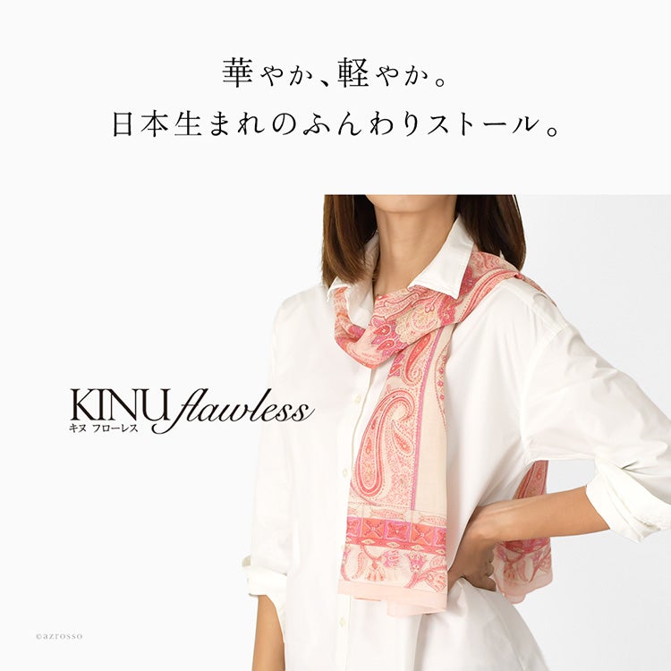 コットンモダールの花柄の日本製大判ストール（横浜スカーフ）をおしゃれに着こなす女性モデル